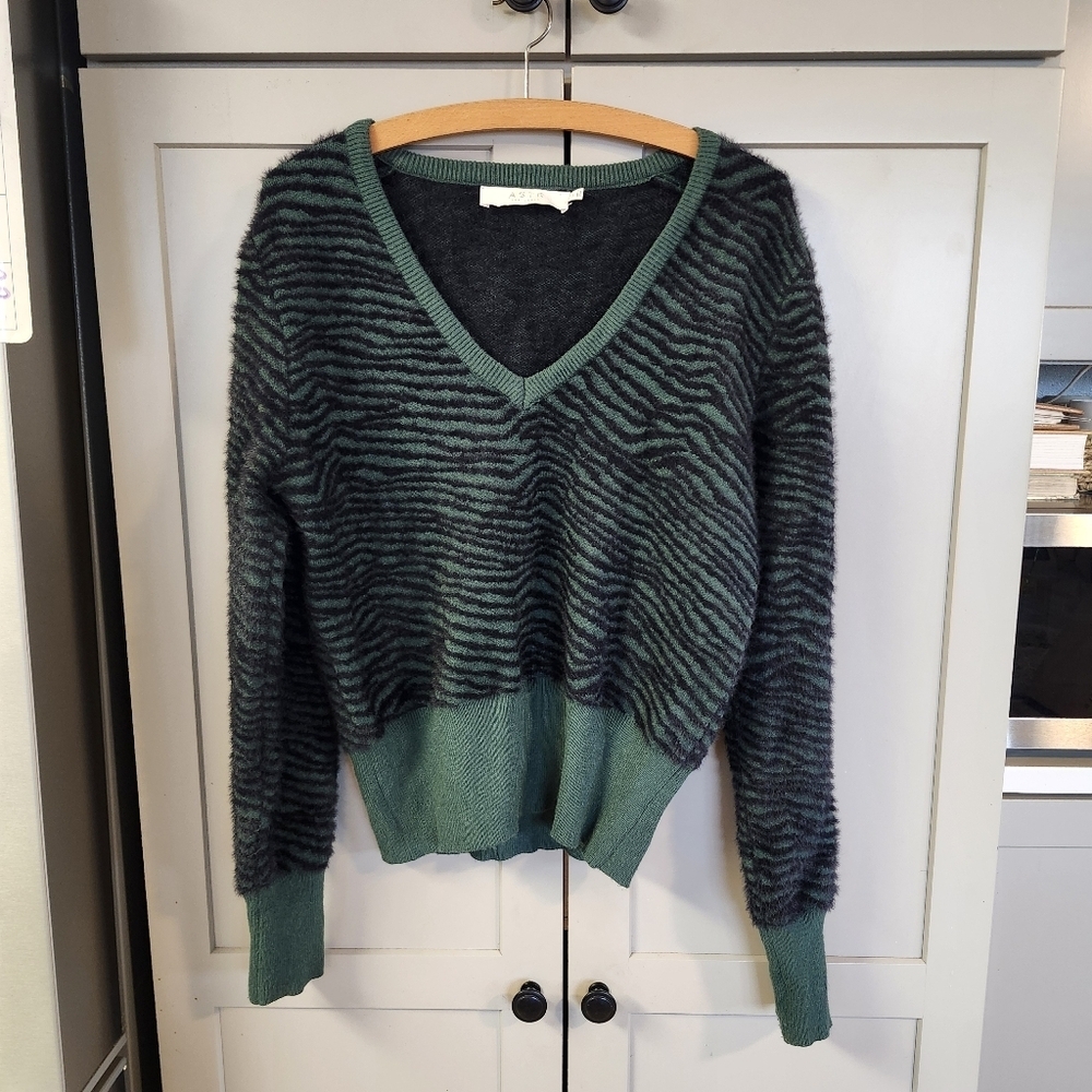ASTR the Label Tiger Stripe V-Neck Sweater Sz M